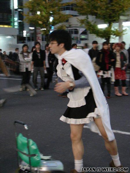 1858857-maid-man-akihabara-1